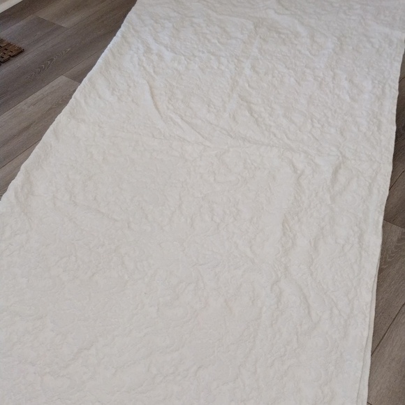 Elegant White Textured Coverlet - Picture 9 of 10